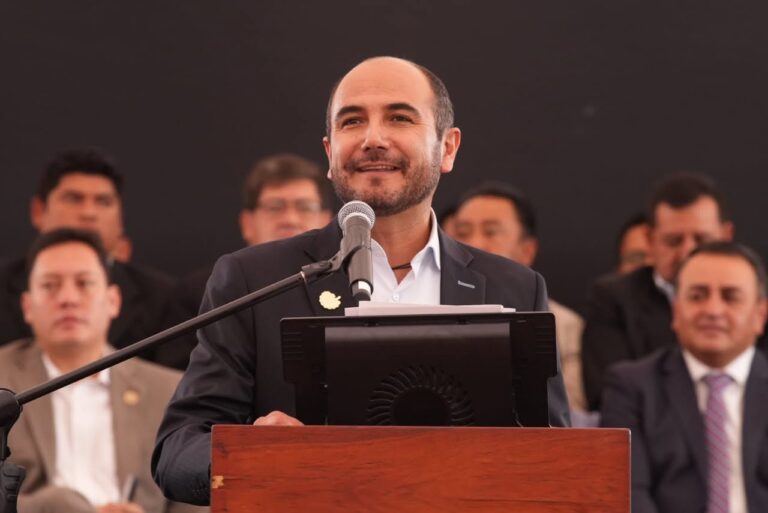 Jota Lloret renuncia a la Prefectura del Azuay y anuncia su candidatura a la Alcaldía de Cuenca